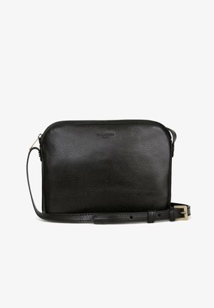 Sac bandoulière en cuir noir avec une finition texturée, fermeture éclair, sangle ajustable et un logo discret sur le devant.