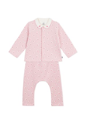 Ensemble de pyjama pour bébé rose avec un motif floral blanc et rouge, manches longues, devant boutonné et col rond blanc.