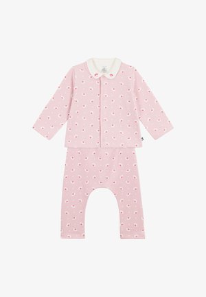 Set di pigiama per bambini rosa con motivo floreale bianco e rosso, maniche lunghe, davanti abbottonato e colletto bianco arrotondato.