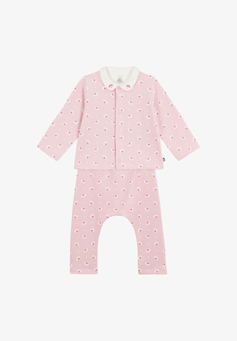 Ensemble de pyjama pour bébé rose avec un motif floral blanc et rouge, manches longues, devant boutonné et col rond blanc.