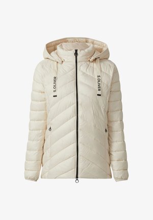 Veste crémée matelassée avec capuche, présentant un design matelassé vertical, fermeture éclair noire et cordons de serrage avec logo. Deux poches latérales zippées.
