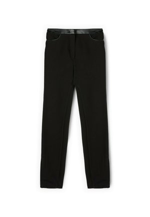 Leggings negros hechos de tela elástica, con una cinturilla suave, bolsillos laterales y piernas ajustadas con un diseño elegante.