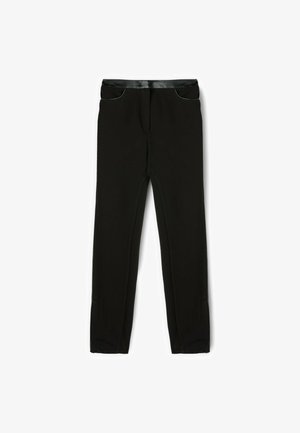 Leggings negre dintr-un material elastic, cu o talie netedă, buzunare laterale și picioare conice cu un design elegant.