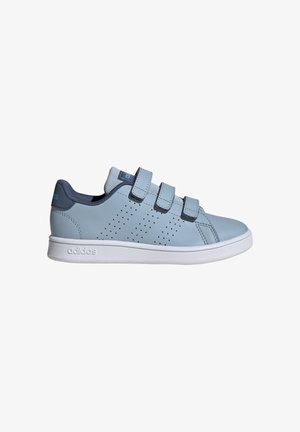 Lyseblå Adidas-sneaker med tre velcroremme, perforerede sidelister, mørkeblå hæl og tunge samt hvid sål.