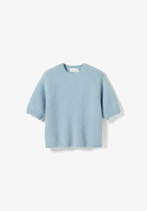 Vaaleansininen lyhythihainen pörröneulottu neulepaita, jossa pyöreä pääntie sekä resorit hihoissa ja helmassa, aseteltu tasaisesti valkoiselle taustalle.