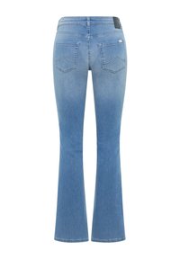 Jeans de mezclilla azul acampanados con un acabado desvanecido, dos bolsillos traseros con costura en ángulo y una etiqueta en la cinturilla.