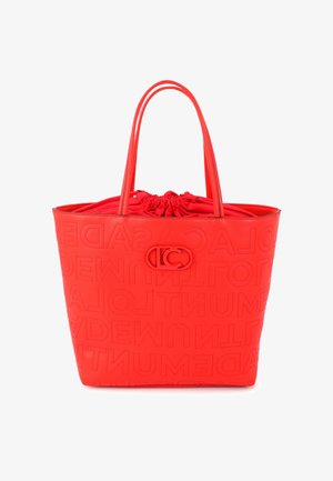 Bolsa tote roja con diseño de logotipo en relieve, textura suave y cierre superior con cordón. Cuenta con asas dobles y un interior espacioso.