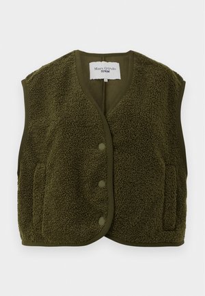 Olive roheline vest, mis on valmistatud pehmest kangast, ümara kaelusega, esikinnitusnuppudega ja kahe küljetaskuga. Pehme tekstuur, ilma varrukateta.
