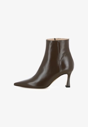 Braune Lederknöchelstiefel mit spitzem Zehenbereich und schlankem Absatz. Glatte Textur, Reißverschluss hinten und minimalistisches Design.