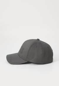 Casquette de baseball gris foncé avec une visière incurvée, fabriquée en tissu texturé, comportant un logo brodé sur le côté et des œillets ventilés.