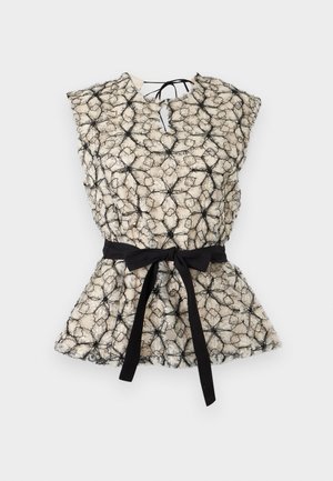 Ärmelloses cremefarbenes Top mit schwarzem abstraktem Blumenmuster, V-Ausschnitt und schwarzer Taillenschleife auf einfarbigem Hintergrund.