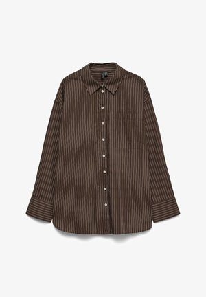 Chemise marron à manches longues avec des rayures verticales blanches, col classique, boutons sur le devant, poche poitrine unique et ourlet droit. Fabriquée en tissu doux.