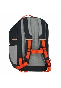 Svart och grå ryggsäck med orange detaljer, vadderad meshyta på baksidan, justerbara remmar, spännklämma och sidofickor.