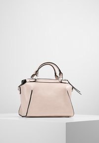 Leren handtas in lichtroze met zwarte accenten, gestructureerde vorm, dubbele handvatten, ritsluiting en zijdetail stiksels.