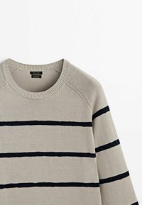 Beige gestrickter Pullover mit marineblauen horizontalen Streifen, Rundhalsausschnitt und Raglanärmel. Weicher Stoff mit Rippdetails an den Bündchen und am Hals.