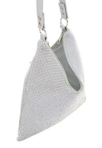 Grijze handtas met een textuurontwerp met strass-steentjes, in een driehoekige vorm en met een ritssluiting. Inclusief een afneembare leren schouderriem.