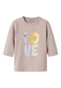 Camiseta de manga larga rosa claro con la palabra "LOVE" en letras coloridas, incluyendo patrones florales, dorados, azules y con puntos.