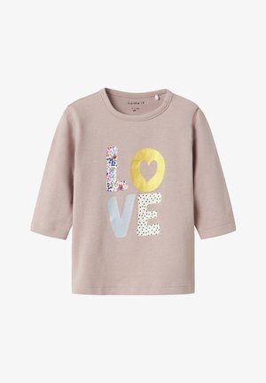 Camiseta de manga larga rosa claro con la palabra "LOVE" en letras coloridas, incluyendo patrones florales, dorados, azules y con puntos.