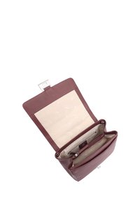 Bordeaux leren handtas met een gestructureerd ontwerp, metalen sluiting en beige interieur. Beschikt over meerdere vakken voor organisatie.