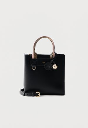 Mustast Furla nahast käekott beežide riidest sangade, eemaldatava rihma ning kuldses toonis ümmarguse võlu ja logodetailiga.