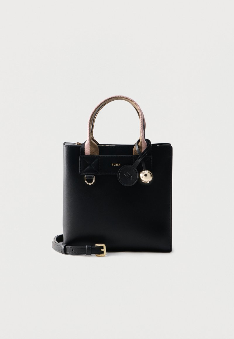 Μαύρη δερμάτινη τσάντα Furla με μπεζ υφασμάτινες λαβές, αποσπώμενο λουρί και λεπτομέρειες σε χρυσό χρώμα, στρογγυλό γούρι και λογότυπο.