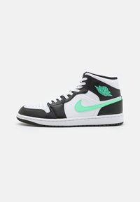 Wysokie trampki z czarno-białej skóry, z miętowozielonym logo i swooshem Nike, teksturowanymi panelami oraz białymi sznurowadłami.
