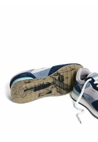 Niebieskie zamszowe buty sportowe z jasnoniebieskim akcentem, posiadające wzorzystą gumową podeszwę, białe sznurówki i gładkie wykończenie tekstylne.