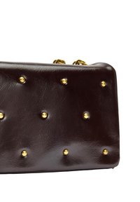 Brązowa torebka z sztucznej skóry, ozdobiona złotymi ćwiekami, o strukturalnej powierzchni i łańcuszkowym uchwycie. Płaski, prostokątny kształt z błyszczącym wykończeniem.