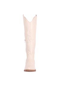 Bota de vaquero blanca de cuero con costuras detalladas, puntera en punta y lengüetas de tirón. Tacón de madera corto y acentos decorativos a lo largo del eje.
