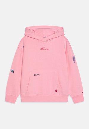 Sweatshirt capuz rosa com um bolso frontal, branding bordado e detalhes decorativos como estrelas e o ano de fundação na parte da frente e nas mangas.