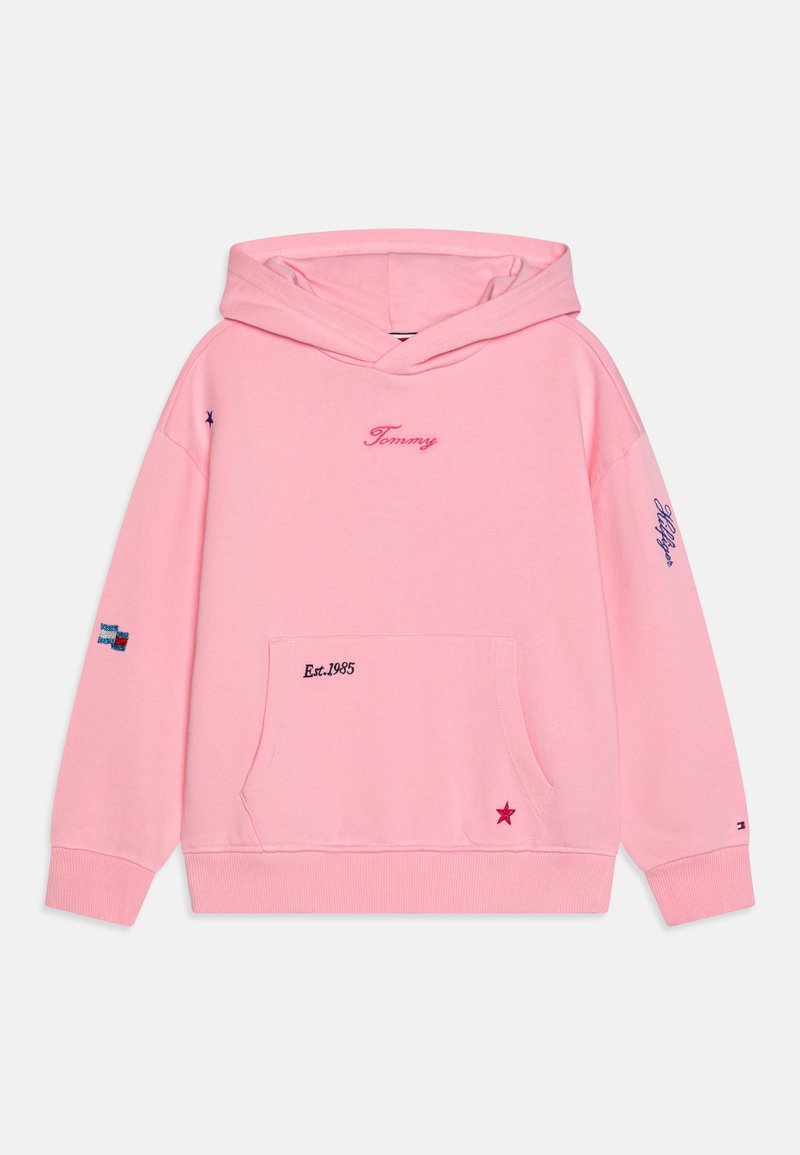 Felpa con cappuccio rosa con tasca frontale, branding ricamato e dettagli decorativi come stelle e anno di fondazione sulla parte frontale e sulle maniche.