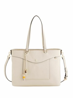 Bolsa tote color crema con dos asas, correa de hombro desmontable, bolsillo frontal con solapa y cuentas decorativas en un fleco de cuero.