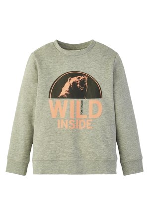 Sweat-shirt gris clair avec un graphisme d'ours rugissant à l'intérieur d'un cercle noir et le texte "WILD INSIDE" en grandes lettres pêche.