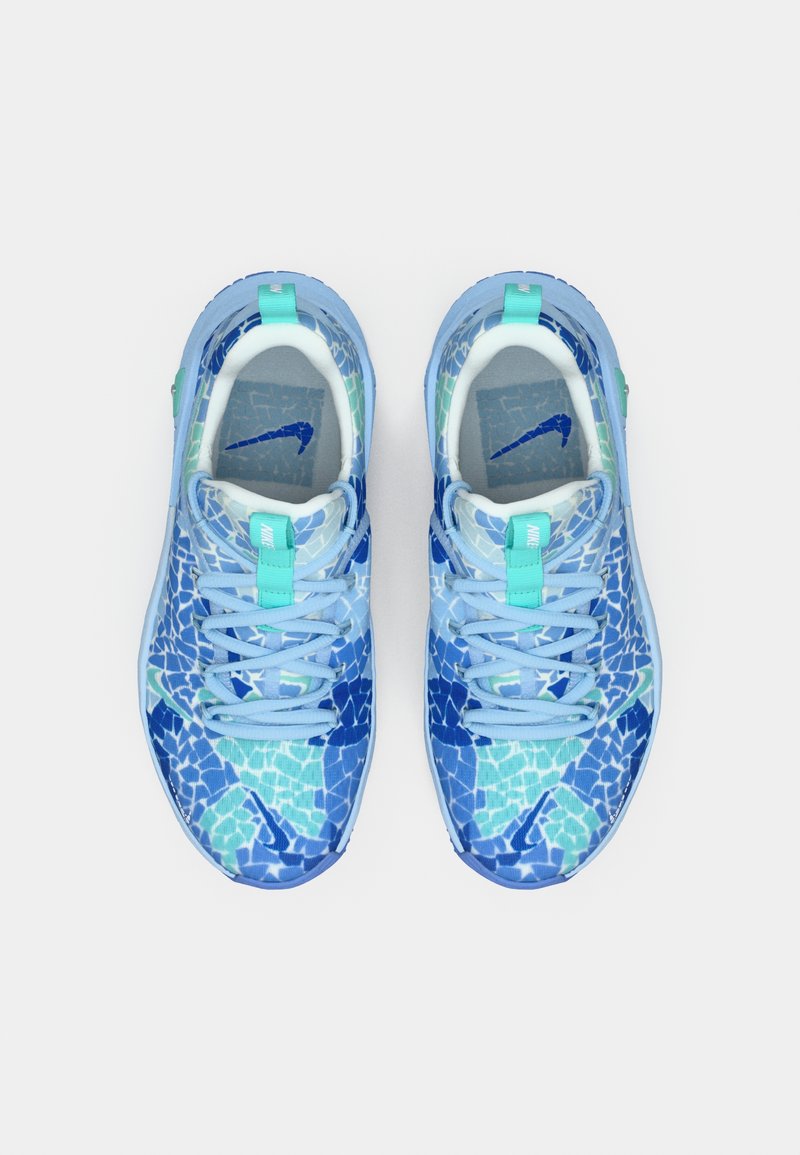 Blaue Sportschuhe mit einem strukturierten Muster, das verschiedene Blau- und Grüntöne zeigt, unterstützt von hellblauen Schnürsenkeln und Akzenten.