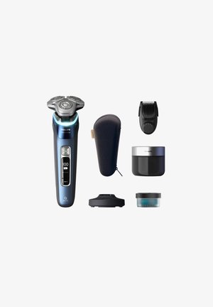 Elektrischer Rasierer in Blau und Silber, mit drei rotierenden Köpfen, einem Display und einer Basis. Enthält eine schwarze Tragetasche und Zubehör.
