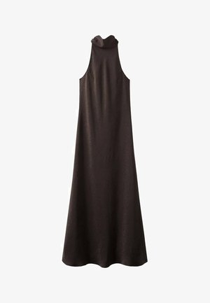 Zwarte, mouwloze jurk met een hoge kraag en een vloeiende ontwerp. De stof lijkt glad met een lichte glans en valt tot de enkel.