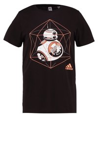 Camiseta de algodón negra con un gráfico del robot BB-8 en blanco y naranja, con un contorno geométrico y el logo de Adidas en naranja en la esquina inferior derecha.