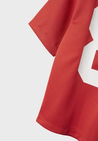 Rode sportieve jersey van mesh stof, met korte mouwen en een groot wit nummer "8" ontwerp op de voorkant, met een gestructureerd oppervlak.