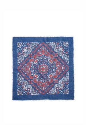 Niebieski kwadratowy szal z czerwonymi i białymi misternymi wzorami paisley i kwiatowymi, z centralnym symetrycznym wzorem medalu.