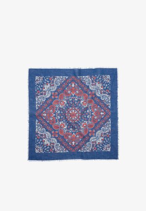 Niebieski kwadratowy szal z czerwonymi i białymi misternymi wzorami paisley i kwiatowymi, z centralnym symetrycznym wzorem medalu.