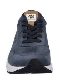 Sneaker in pelle blu navy con intersuola bianca, suola in gomma nera e dettagli in pelle marrone; presenta punta tonda e design con lacci.