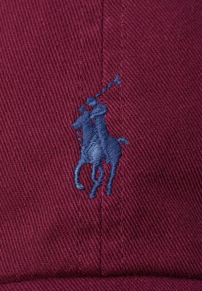 Bordo kapa iz bombaža, ki ima modro vezeno logo polo igralca. Tkanina ima teksturiran, tkani vzorec.
