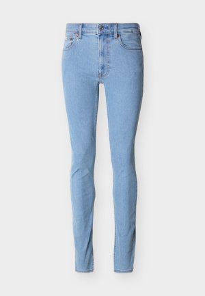 Hellblaue Slim-Fit-Jeans mit Frontknopf, Reißverschluss und Fünf-Taschen-Design, präsentiert vor weißem Hintergrund.