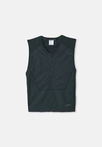 Veste de sport noire sans manches avec fermeture éclair frontale, panneaux en mesh aux épaules et petit logo réfléchissant Nike près de l'ourlet inférieur.