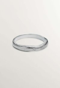 Brazalete de plata con un diseño estratificado y texturizado. Tiene forma circular, con surcos que añaden profundidad y un brillo sutil. Superficie interior suave.