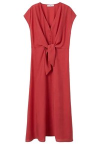 Robe midi rouge avec des manches courtes, un col en V, trois boutons à l'avant et un détail de nœud noué à la taille.