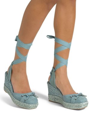 Sandali wedges azzurri chiari con tomaia in morbido camoscio, suola in juta intrecciata e lacci per la caviglia in raso, con decorazioni in perline sul davanti.