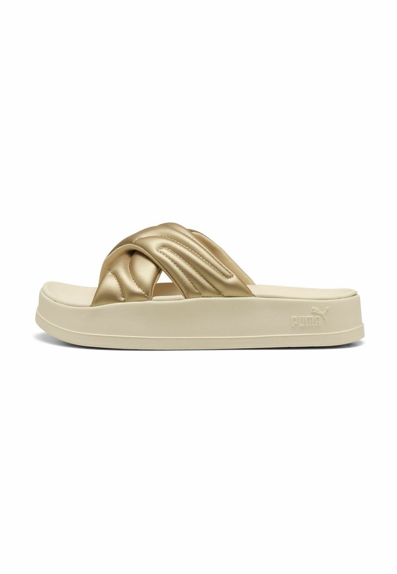 Guldsyntetisk slide sandal med ett tvärbanddesign, med en texturerad yta på banden och en krämfärgad, texturerad sula.