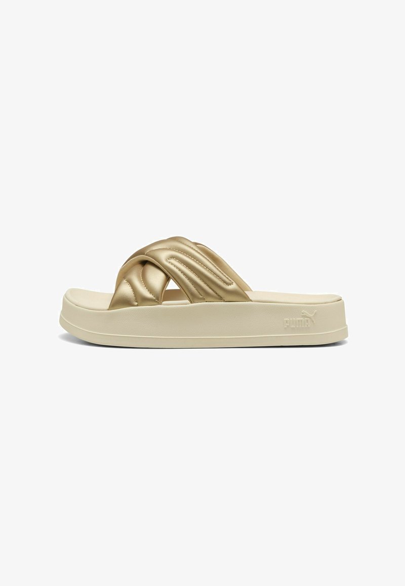 Guldsyntetisk slide sandal med ett tvärbanddesign, med en texturerad yta på banden och en krämfärgad, texturerad sula.