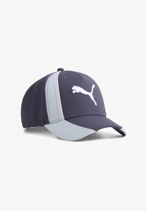 Ciemnoszara i jasnoszara czapka baseballowa z zakrzywionym daszkiem i białym logo Puma na przednim panelu.
